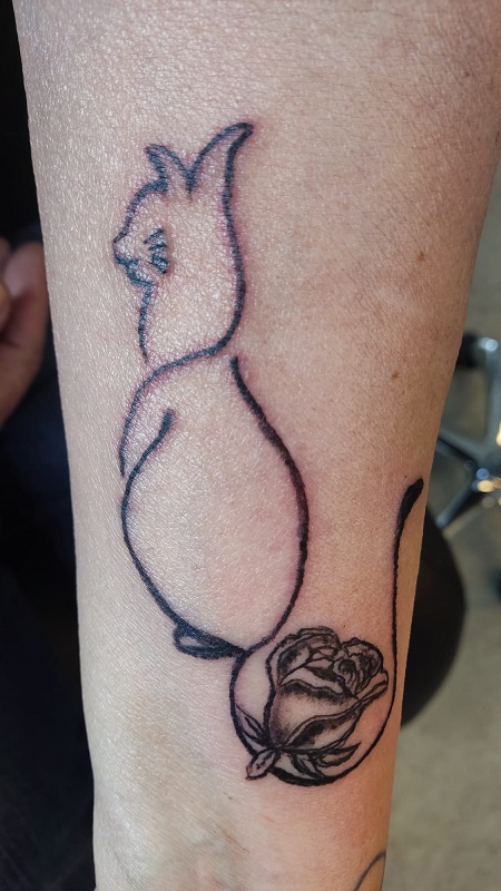 kat met roos op arm
