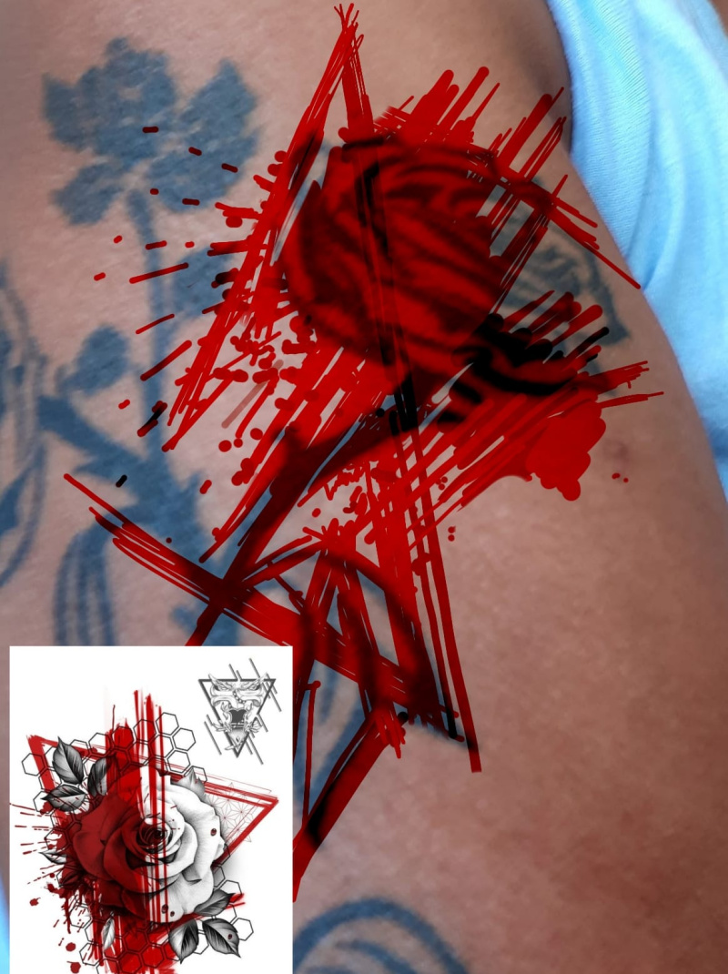 pollockstijl over tatoeage met roos